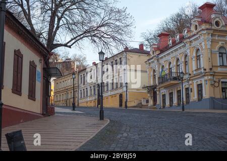 Kiev, Ucraina - 26 marzo 2020: Vecchia architettura e strada acciottolata sulla discesa di Sant'Andrea nel centro di Kiev. Foto Stock