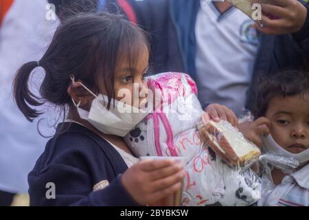 Bogotà, Colombia. 9 Giugno 2020. I bambini ricevono donazioni e cibo. Circa 500 migranti venezuelani hanno vissuto alcune settimane fa in Calle 195 con Autopista Norte nella città di Bogotà a causa della pandemia. Credit: Daniel Garzon Herazo/ZUMA Wire/Alamy Live News Foto Stock