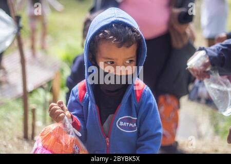 Bogotà, Colombia. 9 Giugno 2020. I bambini ricevono donazioni e cibo. Circa 500 migranti venezuelani hanno vissuto alcune settimane fa in Calle 195 con Autopista Norte nella città di Bogotà a causa della pandemia. Credit: Daniel Garzon Herazo/ZUMA Wire/Alamy Live News Foto Stock