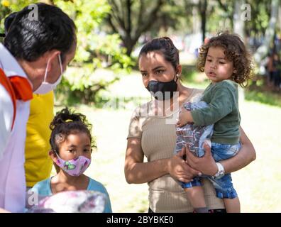 Bogotà, Colombia. 9 Giugno 2020. Una madre con i suoi figli riceve donazioni. Circa 500 migranti venezuelani hanno vissuto alcune settimane fa in Calle 195 con Autopista Norte nella città di Bogotà a causa della pandemia. Credit: Daniel Garzon Herazo/ZUMA Wire/Alamy Live News Foto Stock