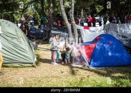 Bogotà, Colombia. 9 Giugno 2020. Circa 500 migranti venezuelani vivevano poche settimane fa in Calle 195 con Autopista Norte nella città di Bogotà a causa della pandemia. Credit: Daniel Garzon Herazo/ZUMA Wire/Alamy Live News Foto Stock