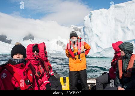 I turisti provenienti dalla nave G Expedition visitano il cimitero di iceberg nella baia di Pleneau, Port Charcot Antartide. Foto Stock