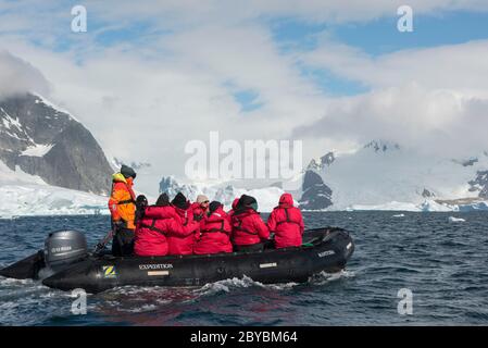 I turisti provenienti dalla nave G Expedition visitano il cimitero di iceberg nella baia di Pleneau, Port Charcot Antartide. Foto Stock