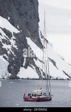 Una barca a vela nel canale Lemaire Antartide Foto Stock