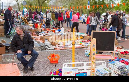 Tipico mercato delle pulci olandese il giorno della Regina Foto Stock