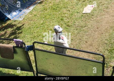 Bogotà, Colombia. 9 Giugno 2020. Un uomo con una maschera.circa 500 migranti venezuelani hanno vissuto poche settimane fa in Calle 195 con Autopista Norte nella città di Bogotà a causa della pandemia. Credit: Daniel Garzon Herazo/ZUMA Wire/Alamy Live News Foto Stock