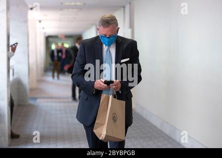 Il senatore degli Stati Uniti Richard Burr (democratico di Nort Carolina) arriva a pranzo della politica di GOP su Capitol Hill a Washington, DC, Stati Uniti, martedì 9 giugno 2020. Credit: Stefani Reynolds/CNP /MediaPunch Foto Stock