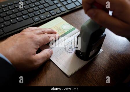 Il responsabile del controllo dell'immigrazione sarà apposto sul passaporto Foto Stock