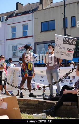 Cardiff, Galles. 31 maggio 2020. Una pacifica protesta contro la questione delle vite nere si è tenuta fuori dal castello di Cardiff. Con il sostegno della polizia e le misure sociali a distanza. Foto Stock