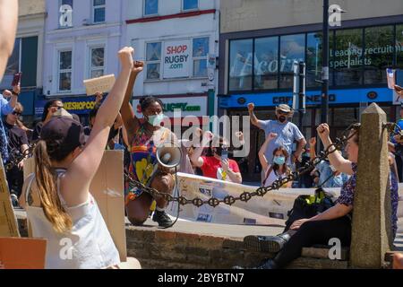 Cardiff, Galles. 31 maggio 2020. Una pacifica protesta contro la questione delle vite nere si è tenuta fuori dal castello di Cardiff. Con il sostegno della polizia e le misure sociali a distanza. Foto Stock
