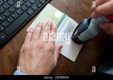 Il responsabile del controllo dell'immigrazione sarà apposto sul passaporto Foto Stock