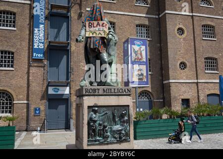 Ore prima che fosse rimossa dalla fondazione Canal and River Trust, la statua del mercante di schiavi, Robert Milligan si trova coperto da attivisti della materia Black Lives fuori dal Museo dei Docklands di Londra sul West India Quay, un tempo il magazzino più lungo del mondo pagato dai profitti della schiavitù, il 9 giugno 2020, A Londra, Inghilterra. Dopo le proteste di George Floyd negli Stati Uniti e nel Regno Unito Black Lives, i gruppi che chiedono la rimozione di statue e nomi di strada con collegamenti al commercio degli schiavi, Milligan e altre statue di profitatori della schiavitù britannica, sono diventati un punto di protesta. Foto Stock