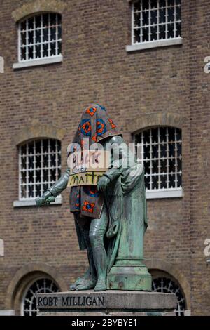 Ore prima che fosse rimossa dalla fondazione Canal and River Trust, la statua del mercante di schiavi, Robert Milligan si trova coperto da attivisti della materia Black Lives fuori dal Museo dei Docklands di Londra sul West India Quay, un tempo il magazzino più lungo del mondo pagato dai profitti della schiavitù, il 9 giugno 2020, A Londra, Inghilterra. Dopo le proteste di George Floyd negli Stati Uniti e nel Regno Unito Black Lives, i gruppi che chiedono la rimozione di statue e nomi di strada con collegamenti al commercio degli schiavi, Milligan e altre statue di profitatori della schiavitù britannica, sono diventati un punto di protesta. Foto Stock