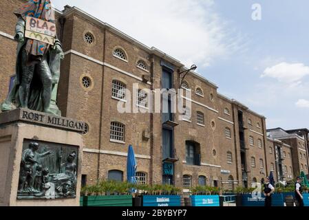 Ore prima che fosse rimossa dalla fondazione Canal and River Trust, la statua del mercante di schiavi, Robert Milligan si trova coperto da attivisti della materia Black Lives fuori dal Museo dei Docklands di Londra sul West India Quay, un tempo il magazzino più lungo del mondo pagato dai profitti della schiavitù, il 9 giugno 2020, A Londra, Inghilterra. Dopo le proteste di George Floyd negli Stati Uniti e nel Regno Unito Black Lives, i gruppi che chiedono la rimozione di statue e nomi di strada con collegamenti al commercio degli schiavi, Milligan e altre statue di profitatori della schiavitù britannica, sono diventati un punto di protesta. Foto Stock