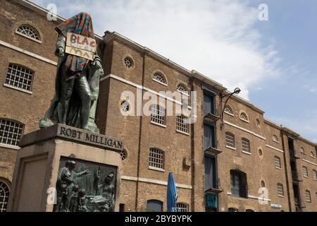 Ore prima che fosse rimossa dalla fondazione Canal and River Trust, la statua del mercante di schiavi, Robert Milligan si trova coperto da attivisti della materia Black Lives fuori dal Museo dei Docklands di Londra sul West India Quay, un tempo il magazzino più lungo del mondo pagato dai profitti della schiavitù, il 9 giugno 2020, A Londra, Inghilterra. Dopo le proteste di George Floyd negli Stati Uniti e nel Regno Unito Black Lives, i gruppi che chiedono la rimozione di statue e nomi di strada con collegamenti al commercio degli schiavi, Milligan e altre statue di profitatori della schiavitù britannica, sono diventati un punto di protesta. Foto Stock