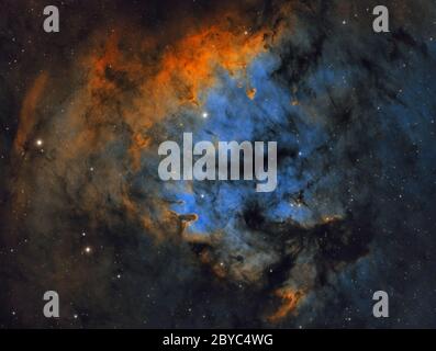 NGC 7822 è una regione che forma delle stelle a circa 3,000 anni luce nella costellazione di Cefeo. Foto Stock