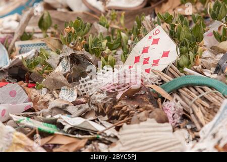 Vecchia carta da gioco su un mucchio di rifiuti Foto Stock