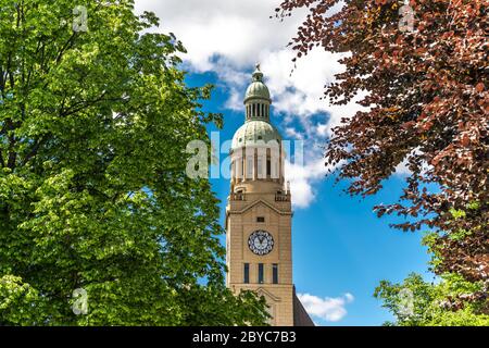 torre dell'orologio sulla piazza della città europea Foto Stock