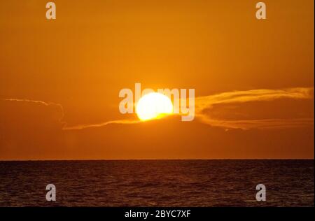 La lunga esposizione della fotocamera cattura una splendida alba a Myrtle Beach, South Carolina. Foto Stock