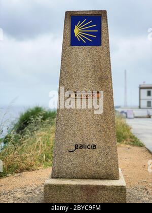 Camino de Santiago, tappa finale, pietra con simbolo di zero km, Capo Finisterre, Galizia, Spagna Foto Stock