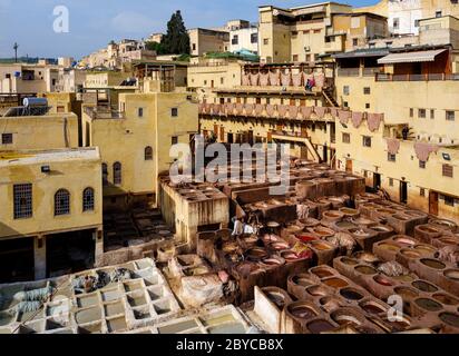 FEZ, MAROCCO - CIRCA 2018 MAGGIO: Patio interno della conceria Chouara a Fes. Costruito nel 11 ° secolo, è la più grande conceria della città. È Foto Stock