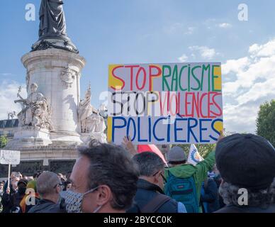 Rally organizzato da SOS racisme in omaggio a George Floyd sulla Place de la République a Parigi, Francia. Foto Stock