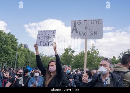 Rally organizzato da SOS racisme in omaggio a George Floyd sulla Place de la République a Parigi, Francia. Foto Stock