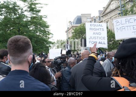 Rally organizzato da SOS racisme in omaggio a George Floyd sulla Place de la République a Parigi, Francia. Foto Stock