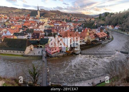 Una vista panoramica di Cesky Krumlov, Repubblica Ceca dai giardini del castello con abend del fiume Moldava Foto Stock