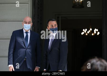 Atene, Grecia. 9 Giugno 2020. Il 9 giugno 2020 il ministro greco degli Affari esteri Nikos Dendias (L) incontra il ministro italiano degli Affari esteri Luigi di Maio ad Atene (Grecia). Martedì scorso il Ministro degli Esteri greco Nikos Dendia e il suo omologo italiano Luigi di Maio hanno firmato qui un accordo sulla delimitazione delle zone marittime tra i due paesi. Credit: Lefteris Partsalis/Xinhua/Alamy Live News Foto Stock