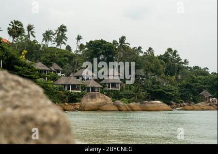 Bungalow sull'acqua con accesso a una splendida spiaggia di sabbia bianca con un'acqua cristallina. Vacanza confortevole sull'isola. Foto Stock