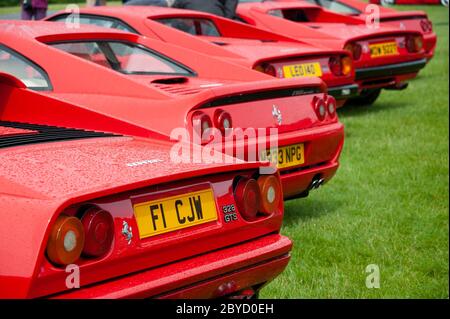 Red Ferraris in mostra al Blenheim Palace Classic Car Show, Oxfordshire, Regno Unito Foto Stock