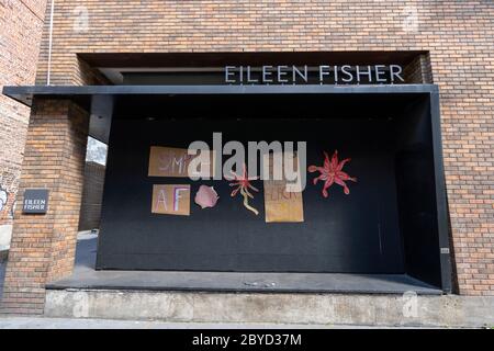 I negozi del distretto DI SOHO si sono imbarcati per proteggersi da potenziali violenze di massa durante le proteste di morte di George Floyd a NEW YORK, USA, il 07 2020 giugno. Foto Stock