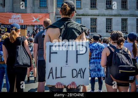 STATI UNITI. 09 giugno 2020. Migliaia di newyorkesi si sono Uniti a leader religiosi e funzionari eletti riuniti a Brooklyn Borough Hall il 9 giugno 2020 per una massiccia marcia sul ponte di Brooklyn verso Manhattan, chiedendo giustizia a tutte le vittime della brutalità della polizia, chiedendo con forza di definanziare il NYPD e investire nelle comunità. (Foto di Erik McGregor/Sipa USA) Credit: Sipa USA/Alamy Live News Foto Stock