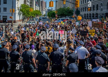 STATI UNITI. 09 giugno 2020. Migliaia di newyorkesi si sono Uniti a leader religiosi e funzionari eletti riuniti a Brooklyn Borough Hall il 9 giugno 2020 per una massiccia marcia sul ponte di Brooklyn verso Manhattan, chiedendo giustizia a tutte le vittime della brutalità della polizia, chiedendo con forza di definanziare il NYPD e investire nelle comunità. (Foto di Erik McGregor/Sipa USA) Credit: Sipa USA/Alamy Live News Foto Stock