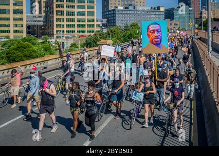 STATI UNITI. 09 giugno 2020. Migliaia di newyorkesi si sono Uniti a leader religiosi e funzionari eletti riuniti a Brooklyn Borough Hall il 9 giugno 2020 per una massiccia marcia sul ponte di Brooklyn verso Manhattan, chiedendo giustizia a tutte le vittime della brutalità della polizia, chiedendo con forza di definanziare il NYPD e investire nelle comunità. (Foto di Erik McGregor/Sipa USA) Credit: Sipa USA/Alamy Live News Foto Stock