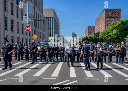 STATI UNITI. 09 giugno 2020. Migliaia di newyorkesi si sono Uniti a leader religiosi e funzionari eletti riuniti a Brooklyn Borough Hall il 9 giugno 2020 per una massiccia marcia sul ponte di Brooklyn verso Manhattan, chiedendo giustizia a tutte le vittime della brutalità della polizia, chiedendo con forza di definanziare il NYPD e investire nelle comunità. (Foto di Erik McGregor/Sipa USA) Credit: Sipa USA/Alamy Live News Foto Stock