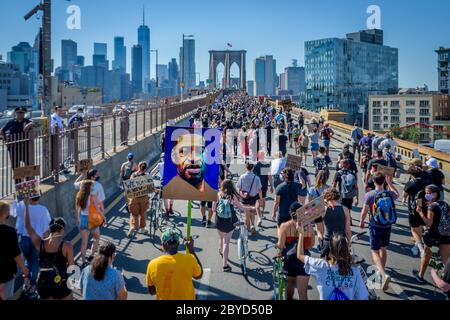 STATI UNITI. 09 giugno 2020. Migliaia di newyorkesi si sono Uniti a leader religiosi e funzionari eletti riuniti a Brooklyn Borough Hall il 9 giugno 2020 per una massiccia marcia sul ponte di Brooklyn verso Manhattan, chiedendo giustizia a tutte le vittime della brutalità della polizia, chiedendo con forza di definanziare il NYPD e investire nelle comunità. (Foto di Erik McGregor/Sipa USA) Credit: Sipa USA/Alamy Live News Foto Stock