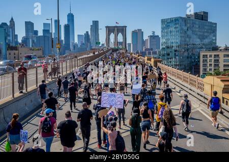 STATI UNITI. 09 giugno 2020. Migliaia di newyorkesi si sono Uniti a leader religiosi e funzionari eletti riuniti a Brooklyn Borough Hall il 9 giugno 2020 per una massiccia marcia sul ponte di Brooklyn verso Manhattan, chiedendo giustizia a tutte le vittime della brutalità della polizia, chiedendo con forza di definanziare il NYPD e investire nelle comunità. (Foto di Erik McGregor/Sipa USA) Credit: Sipa USA/Alamy Live News Foto Stock