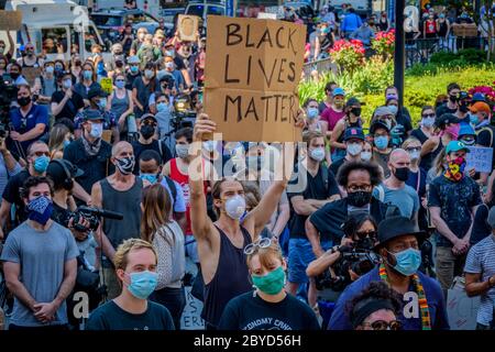 STATI UNITI. 09 giugno 2020. Migliaia di newyorkesi si sono Uniti a leader religiosi e funzionari eletti riuniti a Brooklyn Borough Hall il 9 giugno 2020 per una massiccia marcia sul ponte di Brooklyn verso Manhattan, chiedendo giustizia a tutte le vittime della brutalità della polizia, chiedendo con forza di definanziare il NYPD e investire nelle comunità. (Foto di Erik McGregor/Sipa USA) Credit: Sipa USA/Alamy Live News Foto Stock