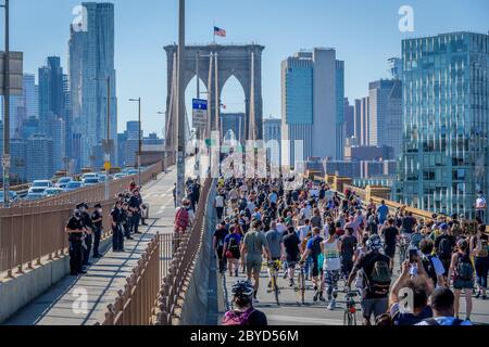 STATI UNITI. 09 giugno 2020. Migliaia di newyorkesi si sono Uniti a leader religiosi e funzionari eletti riuniti a Brooklyn Borough Hall il 9 giugno 2020 per una massiccia marcia sul ponte di Brooklyn verso Manhattan, chiedendo giustizia a tutte le vittime della brutalità della polizia, chiedendo con forza di definanziare il NYPD e investire nelle comunità. (Foto di Erik McGregor/Sipa USA) Credit: Sipa USA/Alamy Live News Foto Stock