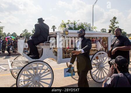 Houston, Stati Uniti. 09 giugno 2020. Una carrozza trainata da cavalli porta un cofanetto d'oro contenente il corpo di George Floyd al cimitero dei giardini commemorativi di Houston a Pearland, Texas, martedì 9 giugno 2020. George Floyd morì nella custodia della polizia a Minneapolis, Minnesota, il 25 maggio 2020. La sua morte ha scatenato manifestazioni a livello globale per combattere il razzismo e la legislazione in seno al Congresso per le riforme. Foto di Trask Smith/UPI Credit: UPI/Alamy Live News Foto Stock