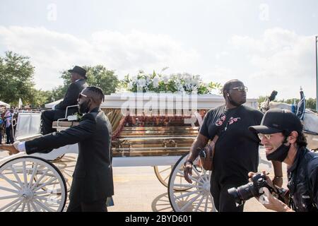 Houston, Stati Uniti. 09 giugno 2020. Una carrozza trainata da cavalli porta un cofanetto d'oro contenente il corpo di George Floyd al cimitero dei giardini commemorativi di Houston a Pearland, Texas, martedì 9 giugno 2020. George Floyd morì nella custodia della polizia a Minneapolis, Minnesota, il 25 maggio 2020. La sua morte ha scatenato manifestazioni a livello globale per combattere il razzismo e la legislazione in seno al Congresso per le riforme. Foto di Trask Smith/UPI Credit: UPI/Alamy Live News Foto Stock