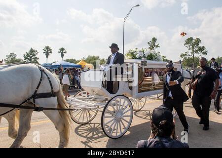 Houston, Stati Uniti. 09 giugno 2020. Una carrozza trainata da cavalli porta un cofanetto d'oro contenente il corpo di George Floyd al cimitero dei giardini commemorativi di Houston a Pearland, Texas, martedì 9 giugno 2020. George Floyd morì nella custodia della polizia a Minneapolis, Minnesota, il 25 maggio 2020. La sua morte ha scatenato manifestazioni a livello globale per combattere il razzismo e la legislazione in seno al Congresso per le riforme. Foto di Trask Smith/UPI Credit: UPI/Alamy Live News Foto Stock
