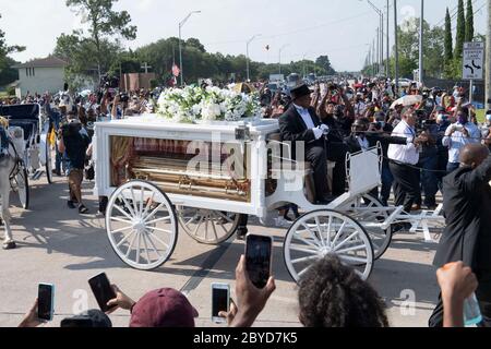 Una carrozza trainata da cavalli contenente il corpo di George Floyd si avvicina al cimitero dei Memorial Gardens di Houston, nella periferia di Houston, dove sarà sepolto accanto alla madre. La morte di Floyd, ucciso a fine maggio da un poliziotto bianco, ha scatenato proteste in tutto il mondo contro il razzismo e la brutalità della polizia. Foto Stock