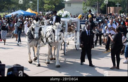 Una carrozza trainata da cavalli contenente il corpo di George Floyd si avvicina al cimitero dei Memorial Gardens di Houston, nella periferia di Houston, dove sarà sepolto accanto alla madre. La morte di Floyd, ucciso a fine maggio da un poliziotto bianco, ha scatenato proteste in tutto il mondo contro il razzismo e la brutalità della polizia. Foto Stock