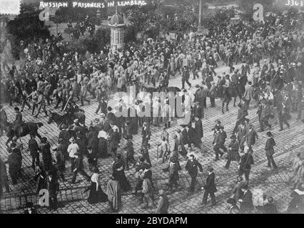 Prigionieri russi a Lemberg - la fotografia mostra i prigionieri russi a Leberg, Ucraina durante la prima guerra mondiale, giugno 1915 Foto Stock
