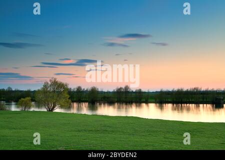 Tramonto tranquillo sul fiume Ijssel, Paesi Bassi Foto Stock