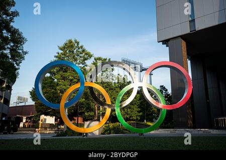 Vista generale, 9 GIUGNO 2020 : gli anelli olimpici sono esposti in Piazza Olimpica di Sport del Giappone vicino allo stadio nazionale a Tokyo, Giappone. Credit: Yohei Osada/AFLO SPORT/Alamy Live News Foto Stock
