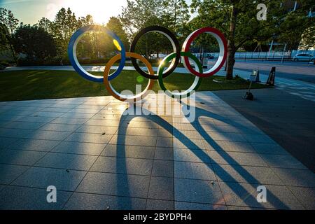 Vista generale, 9 GIUGNO 2020 : gli anelli olimpici sono esposti in Piazza Olimpica di Sport del Giappone vicino allo stadio nazionale a Tokyo, Giappone. Credit: Yohei Osada/AFLO SPORT/Alamy Live News Foto Stock